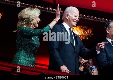 Washington, États-Unis. 03 décembre 2023. Le président AMÉRICAIN Joe Biden (à droite) et la première dame Dr. Jill Biden (à gauche) assistent aux honneurs du Kennedy Center 2023 au Kennedy Center à Washington, DC, le dimanche 3 décembre 2023. Les récipiendaires du 46e Kennedy Center Honors pour leurs réalisations artistiques à vie comprennent l'acteur et comédien Billy Crystal, la soprano Renee Fleming, l'auteur-compositeur-interprète britannique Barry Gibb, la chanteuse et actrice Queen Latifah et la chanteuse Dionne Warwick. Photo de Jim Lo Scalzo/UPI crédit : UPI/Alamy Live News Banque D'Images