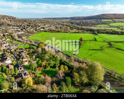 Vue aérienne Drone du village de Batheaston, à 2 miles à l'est de la ville de Bath. (28-11-2023) Banque D'Images