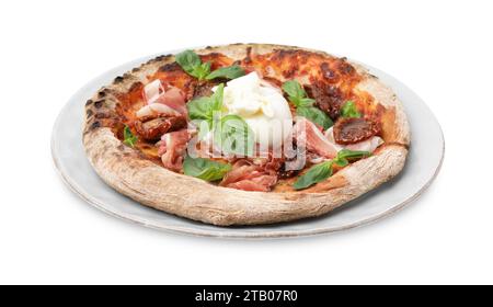 Délicieuse pizza au fromage burrata, basilic, jambon et tomates séchées isolées sur blanc Banque D'Images