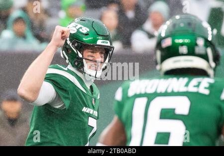 East Rutherford, États-Unis. 03 décembre 2023. Tim Boyle, quarterback des Jets de New York, dispute un match en première mi-temps contre les Falcons d'Atlanta au MetLife Stadium à East Rutherford, New Jersey, le dimanche 2 décembre 2023. Photo de John Angelillo/UPI crédit : UPI/Alamy Live News Banque D'Images