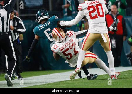 Philadelphie, États-Unis. 03 décembre 2023. Le linebacker des 49ers de San Francisco Dre Greenlaw (57) affronte le Wide Receiver des Philadelphia Eagles DeVonta Smith (6) lors de la seconde moitié de l'action de la NFL au Lincoln Financial Field à Philadelphie le dimanche 3 décembre 2023. Greenlaw a été éjecté après la pièce. Photo de Laurence Kesterson/UPI crédit : UPI/Alamy Live News Banque D'Images