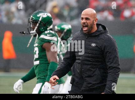 East Rutherford, États-Unis. 03 décembre 2023. L’entraîneur-chef des Jets de New York, Robert Saleh, célèbre sa victoire après une sécurité au premier quart-temps contre les Falcons d’Atlanta au MetLife Stadium à East Rutherford, New Jersey, le dimanche 2 décembre 2023. Photo de John Angelillo/UPI crédit : UPI/Alamy Live News Banque D'Images