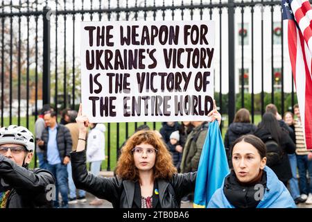 Washington, États-Unis. 03 décembre 2023. Les manifestants brandissent des pancartes plaidant pour l'aide à l'Ukraine devant la Maison Blanche. Crédit : SOPA Images Limited/Alamy Live News Banque D'Images