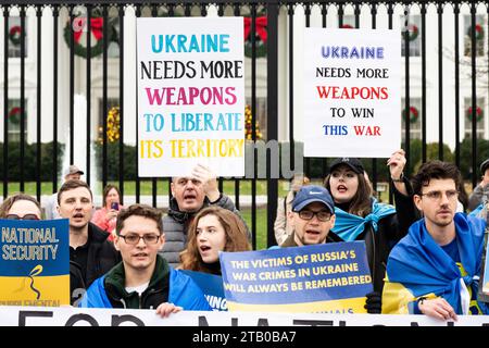 Washington, États-Unis. 03 décembre 2023. Les manifestants brandissent des pancartes plaidant pour l'aide à l'Ukraine devant la Maison Blanche. Crédit : SOPA Images Limited/Alamy Live News Banque D'Images