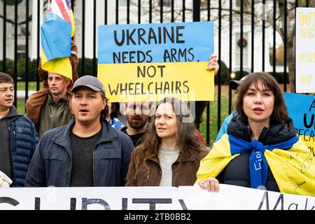 Washington, États-Unis. 03 décembre 2023. Les manifestants brandissent des pancartes plaidant pour l'aide à l'Ukraine devant la Maison Blanche. Crédit : SOPA Images Limited/Alamy Live News Banque D'Images