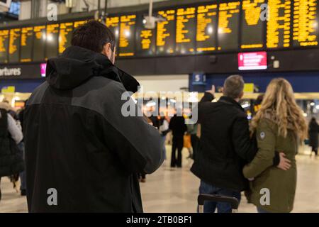 Londres, Royaume-Uni. 2 décembre 2023. Gare de Waterloo, Londres, Angleterre, Royaume-Uni Banque D'Images