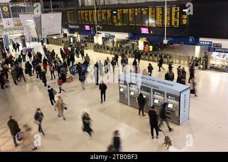 Londres, Royaume-Uni. 2 décembre 2023. Gare de Waterloo, Londres, Angleterre, Royaume-Uni Banque D'Images