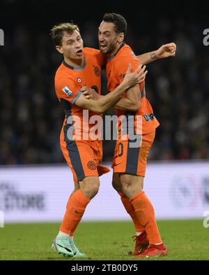 Naples, Italie. 3 décembre 2023. Hakan Calhanoglu (R) du FC Inter célèbre son but avec son coéquipier Nicolo Barella lors d'un match de football en Serie A entre Naples et le FC Inter à Naples, Italie, le 3 décembre 2023. Crédit : Augusto Casasoli/Xinhua/Alamy Live News Banque D'Images