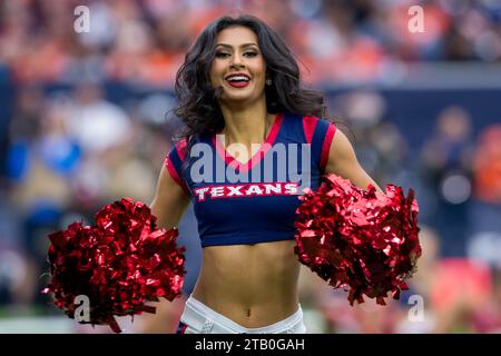 Houston, Texas, États-Unis. 3 décembre 2023. Une cheerleader des Texans de Houston joue lors d'un match entre les Broncos de Denver et les Texans de Houston à Houston, Texas. Trask Smith/CSM/Alamy Live News Banque D'Images