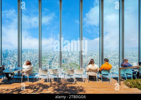 Osaka, Japon - avril 9 2023 : Abeno Harukas a été le plus haut gratte-ciel du Japon de son achèvement en 2014 jusqu'en 2023, plate-forme d'observation appelée 'Haruka Banque D'Images