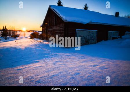 Soleil sur le lac gelé Jerisjarvi à Rauhala, dans le nord de la Finlande. Banque D'Images