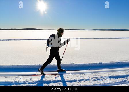 Les skieurs glissent dans le parc national de Pallas-Yllästunturi, dans le nord de la Finlande. Banque D'Images