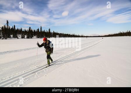 Les skieurs glissent dans le parc national de Pallas-Yllästunturi, dans le nord de la Finlande. Banque D'Images