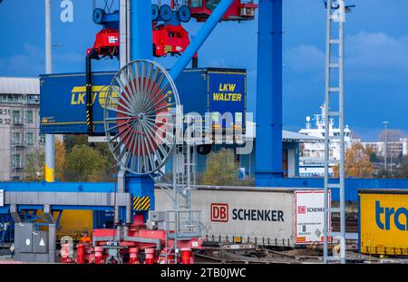 Rostock, Allemagne. 21 novembre 2023. Une remorque de la société logistique DB Schenker est chargée dans un train au port maritime avec d'autres remorques. La filiale logistique de Deutsche Bahn exploite plusieurs centres logistiques dans le Mecklembourg-Poméranie occidentale. Crédit : Jens Büttner/dpa/Alamy Live News Banque D'Images