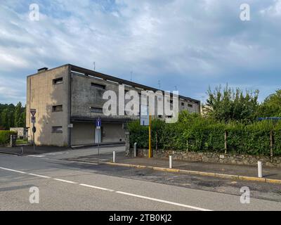 Ivrea, Italie - 10 août 2023, antenne de Maisons pour familles nombreuses, par Figini et Pollini dans les années 40, ville industrielle d'Ivrea Olivetti Banque D'Images