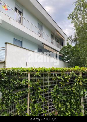 Ivrea, Italie - 10 août 2023, antenne de Maisons pour familles nombreuses, par Figini et Pollini dans les années 40, ville industrielle d'Ivrea Olivetti Banque D'Images