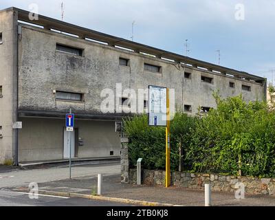 Ivrea, Italie - 10 août 2023, antenne de Maisons pour familles nombreuses, par Figini et Pollini dans les années 40, ville industrielle d'Ivrea Olivetti Banque D'Images
