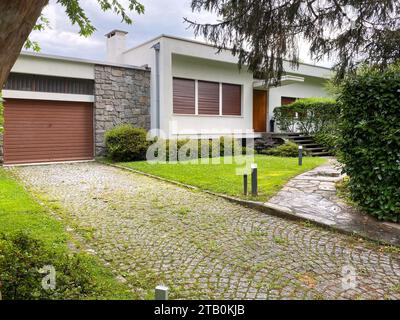 Ivrea, Italie - 10 août 2023, antenne de Maisons pour familles nombreuses, par Figini et Pollini dans les années 40, ville industrielle d'Ivrea Olivetti Banque D'Images