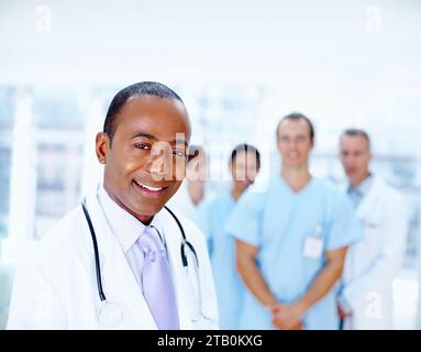 Médecin, homme noir et portrait d'expert avec le personnel médical, médical et clinique dans un hôpital. Travail d'équipe, travail de médecine et stéthoscope d'infirmière et Banque D'Images