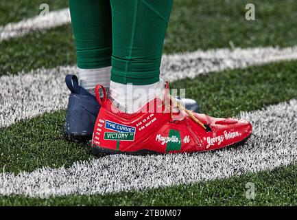 Vue détaillée des crampons portés par le linebacker des Jets de New York, C.J. Mosley (57) lors d’un match de la NFL contre les Falcons d’Atlanta, dimanche 3 décembre 2023 à East Rutherford, New Jersey. Duncan Williams/CSM (image de crédit : © Duncan Williams/Cal Sport Media) Banque D'Images