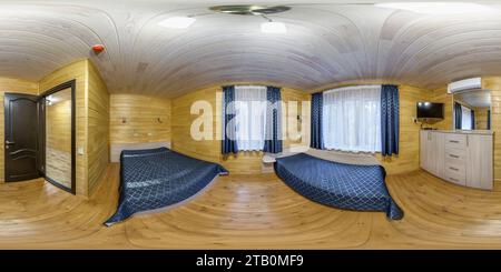 Vue panoramique à 360° de 360 hdri panorama à l'intérieur d'une chambre à coucher en bois eco dans un style rustique ferme sur plancher de mansarde avec plafond de rafter en projection équirectangulaire avec