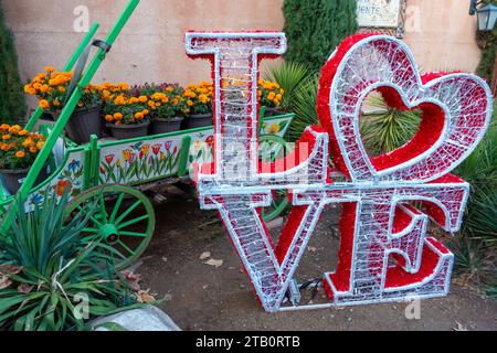 Lumières de Noël, message texte d'amour inspirant, fond de chariot de vieux wagon vintage. Village espagnol des arts et métiers de Tlaquepaque, Sedona Arizona Banque D'Images