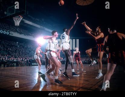 NEW YORK, NY - DÉCEMBRE 6 : Connie Simmons #4 des Royals de Rochester tire sur Walter Dukes #6 des Knicks de New York lors d'un match NBA le 6 décembre 1955 au Madison Square Garden à New York, New York. (Photo de Hy Peskin) *** Légende locale *** Connie Simmons;Walter Dukes Banque D'Images
