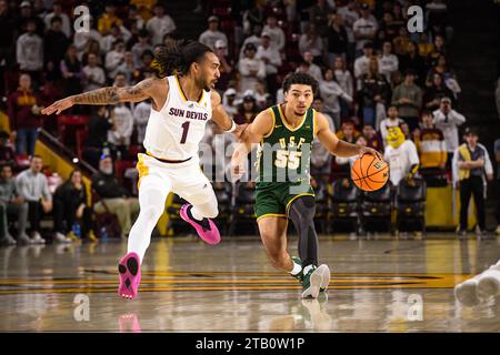 San Francisco met le garde Marcus Williams (55) en route vers le panier dans la première moitié du match de basket-ball de la NCAA contre Arizona State à Tempe, Banque D'Images