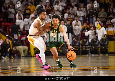 San Francisco met le garde Marcus Williams (55) en route vers le panier dans la première moitié du match de basket-ball de la NCAA contre Arizona State à Tempe, Banque D'Images