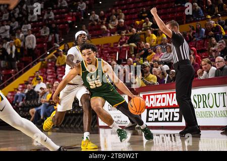 San Francisco met le garde Marcus Williams (55) en route vers le panier dans la première moitié du match de basket-ball de la NCAA contre Arizona State à Tempe, Banque D'Images