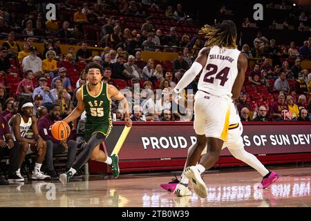 San Francisco met le garde Marcus Williams (55) en route vers le panier dans la première moitié du match de basket-ball de la NCAA contre Arizona State à Tempe, Banque D'Images