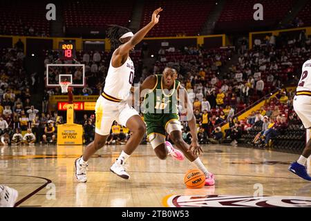 L'attaquant Jonathan Mogbo (10) de San Francisco se dirige vers le panier dans la première moitié du match de basket-ball de la NCAA contre Arizona State à Tempe, Banque D'Images