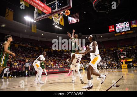 L'attaquant Jonathan Mogbo (10) de San Francisco dons tente un tir dans la première moitié du match de basket-ball de la NCAA contre Arizona State à Tempe, Arizona, Banque D'Images