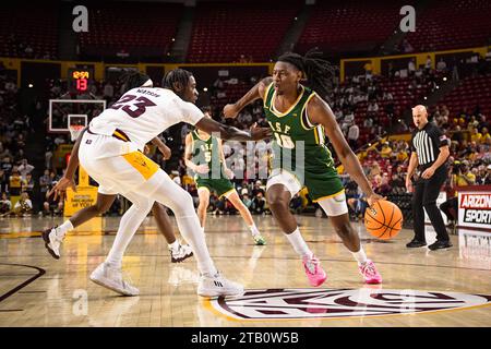 L'attaquant Jonathan Mogbo (10) de San Francisco se dirige vers le panier dans la première moitié du match de basket-ball de la NCAA contre Arizona State à Tempe, Banque D'Images