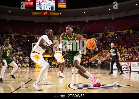 L'attaquant Jonathan Mogbo (10) de San Francisco se dirige vers le panier dans la première moitié du match de basket-ball de la NCAA contre Arizona State à Tempe, Banque D'Images