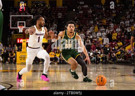 San Francisco met le garde Marcus Williams (55) en route vers le panier dans la première moitié du match de basket-ball de la NCAA contre Arizona State à Tempe, Banque D'Images