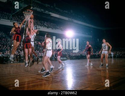 NEW YORK, NY - DÉCEMBRE 6 : Harry Gallatin #11 des Knicks de New York se bat pour le rebond avec Connie Simmons #4 et Bobby Wanzer #9 des Royals de Rochester lors d'un match NBA le 6 décembre 1955 au Madison Square Garden à New York, New York. (Photo de Hy Peskin) *** Légende locale *** Harry Gallatin ; Connie Simmons ; Bobby Wanzer Banque D'Images