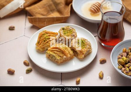 Desserts traditionnels turcs baklava aux pistaches. Banque D'Images