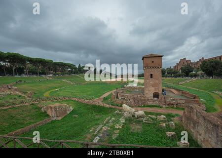 Partie sud de Circo Massimo en italie avec la tour torre della Moletta qui s'élève du sol. Circus maximus était le plus grand stade de courses de chars i. Banque D'Images