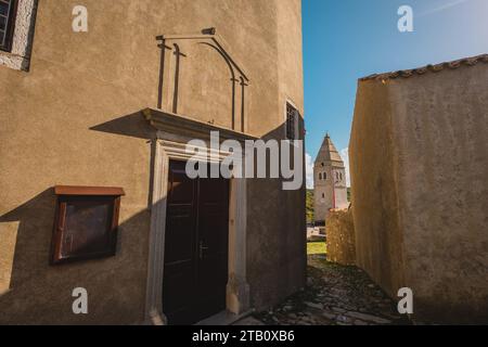 Ville de Lubenice, une petite ville pittoresque sur l'île de Cres, mignon petit endroit rural sur le sommet d'une colline. Église Visibe et murs de pierre autour. Banque D'Images