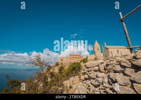 Ville de Lubenice, une petite ville pittoresque sur l'île de Cres, mignon petit endroit rural sur le sommet d'une colline. Église Visibe et murs de pierre autour. Banque D'Images