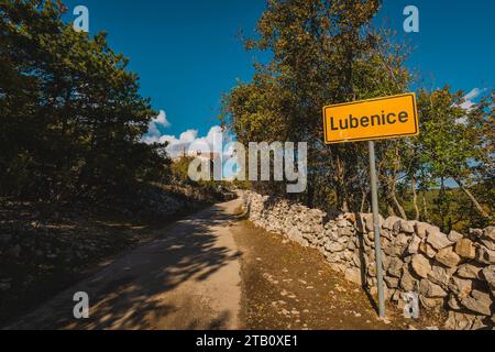 Entrer dans la ville de Lubenice, une petite ville pittoresque sur l'île de Cres, mignon petit endroit rural au sommet d'une colline. Signe pour la ville dans le f Banque D'Images