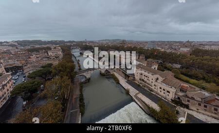 Vue aérienne par drone de la porte Cestio, un pont à trois arcs reliant l'île de Tiberina à la terre, traversant le Tibre. Réglage d'automne, autre Banque D'Images