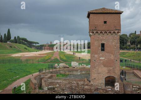 Partie sud de Circo Massimo en italie avec la tour torre della Moletta qui s'élève du sol. Circus maximus était le plus grand stade de courses de chars i. Banque D'Images