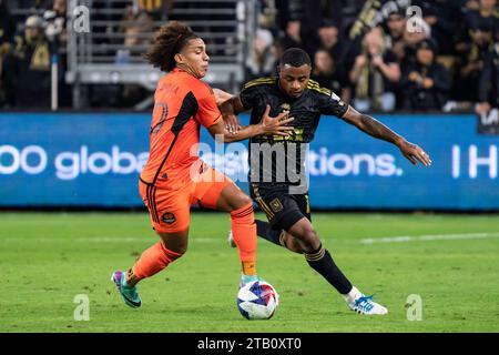 Le défenseur du LAFC Diego Palacios (12) et le milieu de terrain du Houston Dynamo Adalberto Carrasquilla (20) se battent pour la possession lors de la MLS Western Conference Fi Banque D'Images