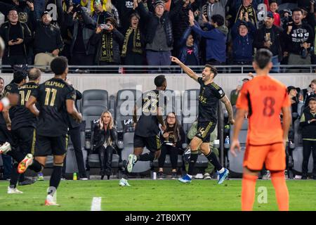 Le milieu de terrain du LAFC Ryan Hollingshead (24) célèbre un but avec le milieu de terrain Kellyn Acosta (23) lors du match de finale de la MLS Western Conference contre le Banque D'Images