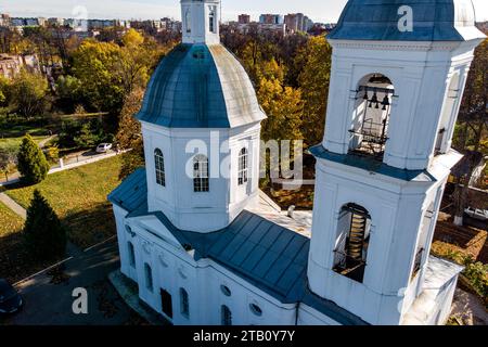 Vue aérienne du bâtiment blanc de l'église orthodoxe Boris et Gleb du 18e siècle sur le territoire du domaine Belkino, Obninsk, Russie Banque D'Images