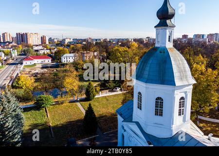 Vue aérienne du bâtiment blanc de l'église orthodoxe Boris et Gleb du 18e siècle sur le territoire du domaine Belkino, Obninsk, Russie Banque D'Images