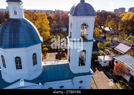 Vue aérienne du bâtiment blanc de l'église orthodoxe Boris et Gleb du 18e siècle sur le territoire du domaine Belkino, Obninsk, Russie Banque D'Images