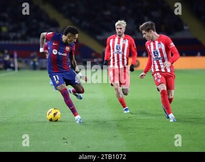 Sabadell, Barcelone, Espagne. 3 décembre 2023. Barcelone Espagne 03.12.2023 Raphinha (FC Barcelone) et Rodrigo Riquelme (Atletico de Madrid) se disputent le ballon lors de la Liga EA Sports entre le FC Barcelone et l'Atletico de Madrid à l'Estadi Olimpic Lluis Companys le 03 décembre 2023 à Barcelone. (Image de crédit : © Xavi Urgeles/ZUMA Press Wire) USAGE ÉDITORIAL SEULEMENT! Non destiné à UN USAGE commercial ! Banque D'Images